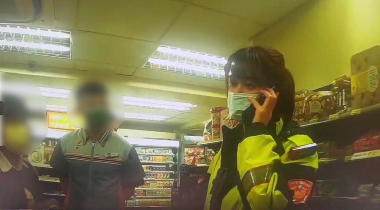 圖片說明：秀山所員警高蓉涓、劉耀仁即時阻止民眾操作ATM匯款。（記者徐昱勝翻攝）   