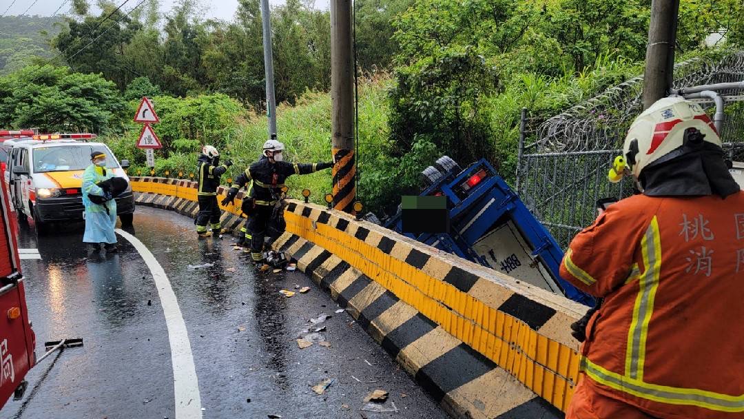 圖片說明：蘆竹區仁愛路三段高鐵橋下坡路段發生一起小貨車失控自撞事故。（記者宋紹誠翻攝）