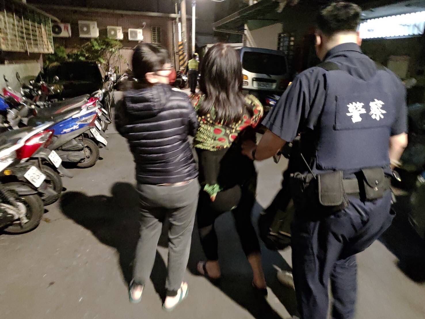 圖片說明：積穗所員警陳冠華、陳建宏護送一名酒醉婦人返家。（記者馬治薇翻攝）   