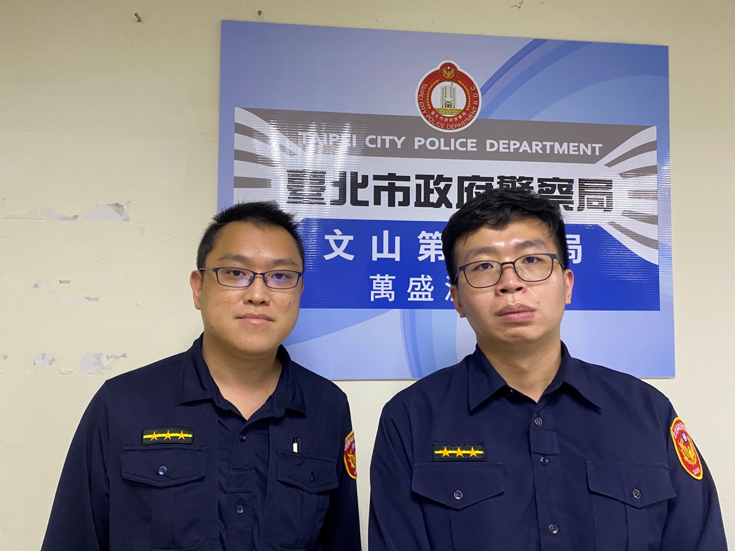 圖片說明：萬盛所員警林家瑩（左）、歐坤凱（右）助迷途長者返家。（記者趙靜姸翻攝）