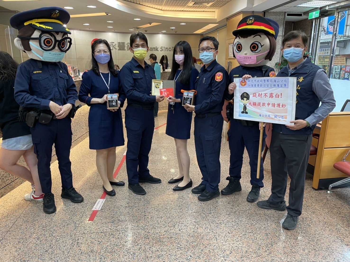 圖片說明：海山分局與超商、金融機構密切聯繫，建立LINE防詐通報網群組，加強宣導反詐最新資訊。(記者林艷林翻攝)