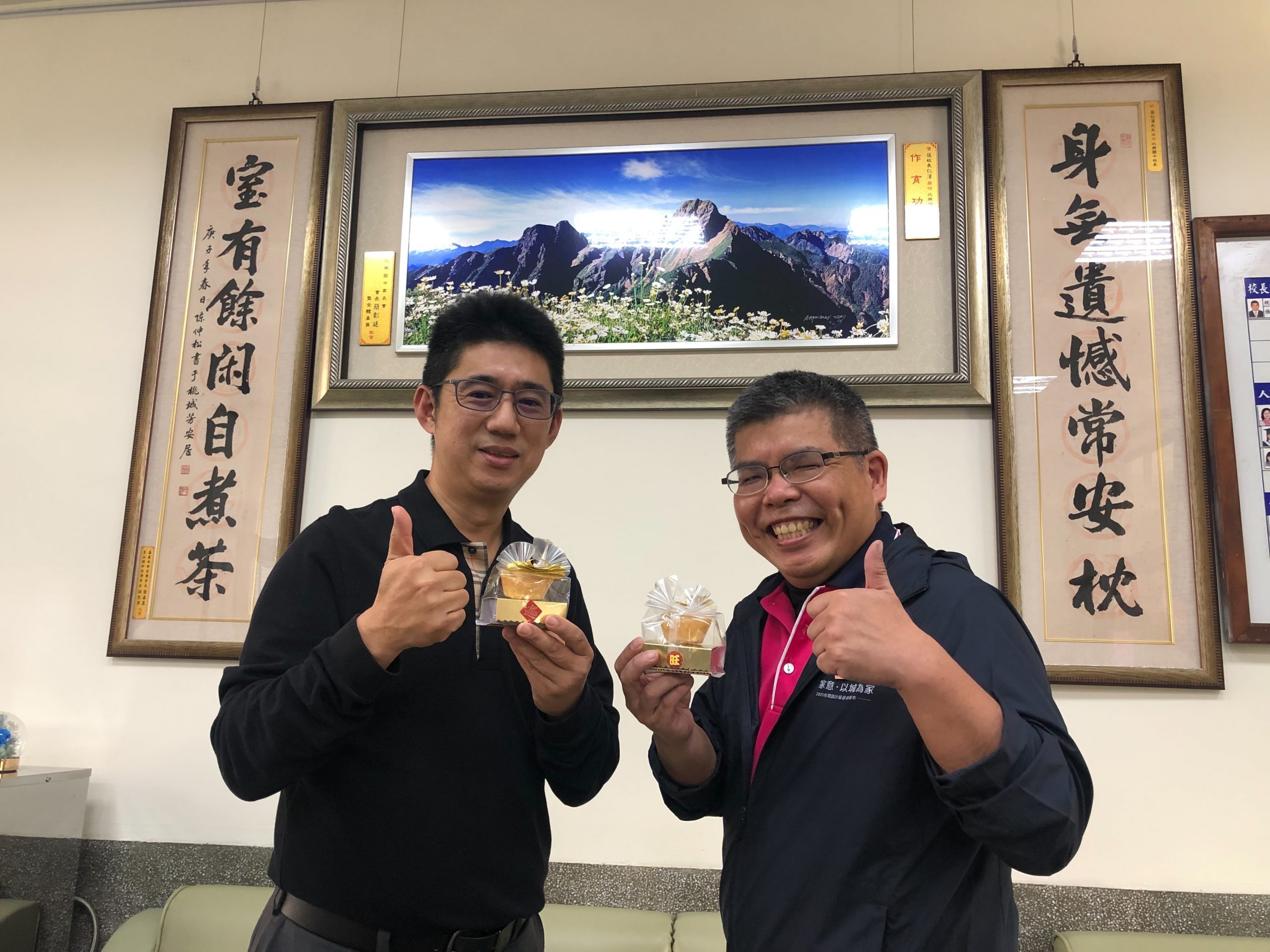 圖片說明:獲獎後校長張仁澤與會長高至男感謝師生付出與努力。(記者劉治強攝)