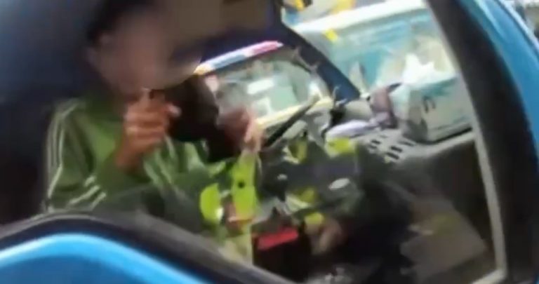 圖片說明；板橋交通分隊員警高識曜發現一輛藍色小貨車違規停車，經盤查司機不但酒駕還是一名通緝犯，立即逮捕。（記者林艷林翻攝）