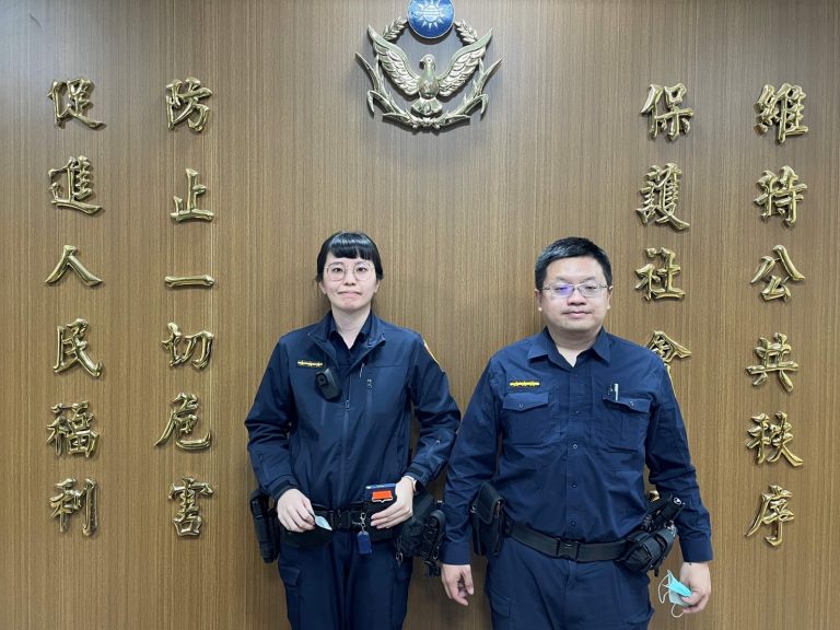 圖片說明：蘭雅派出所警員（圖左：方康禔、圖右：許晉銘），接獲通報有民眾在文昌橋上割腕，旋即趕赴現場處理。（記者葉鈞宇翻攝）