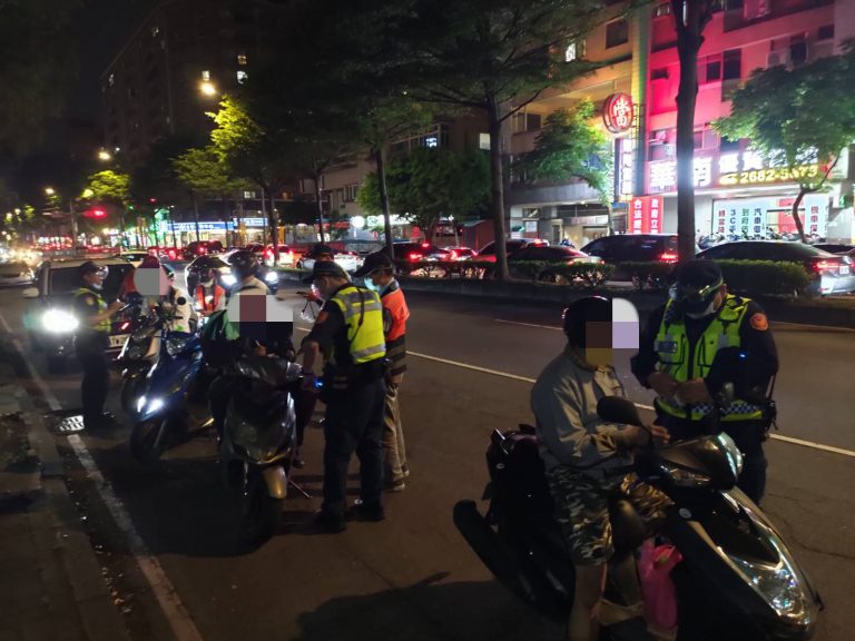 圖片說明：板橋分局特別針對車輛燈光、車身及排氣管等違法改裝行為及交通違規加強取締。(記者林鈞澤翻攝)