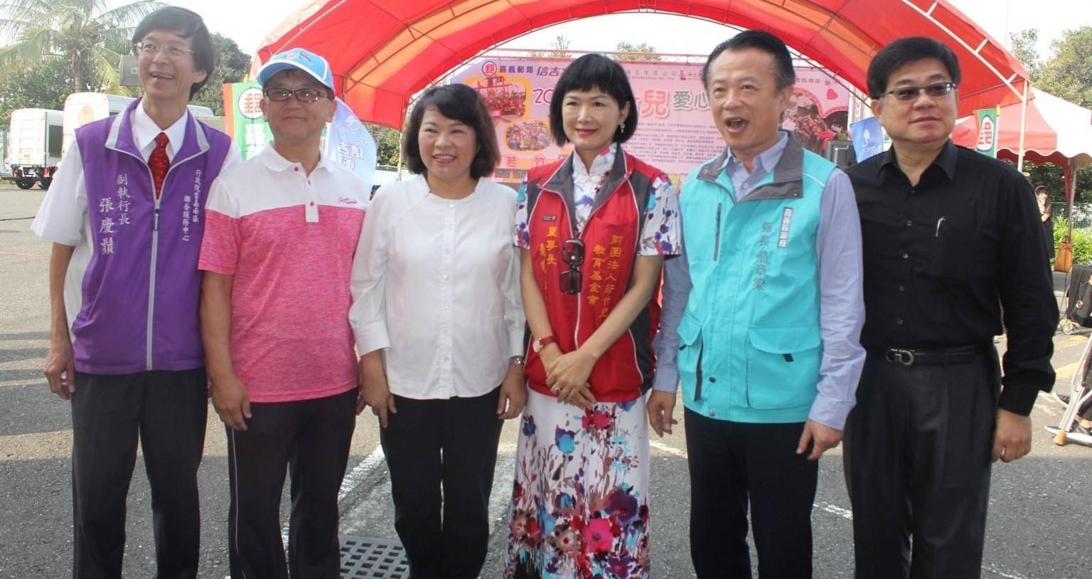 圖片說明:賴嬿伃(紅背心)經常參與各公益活動與嘉義縣市長合影。(賴嬿伃提供)