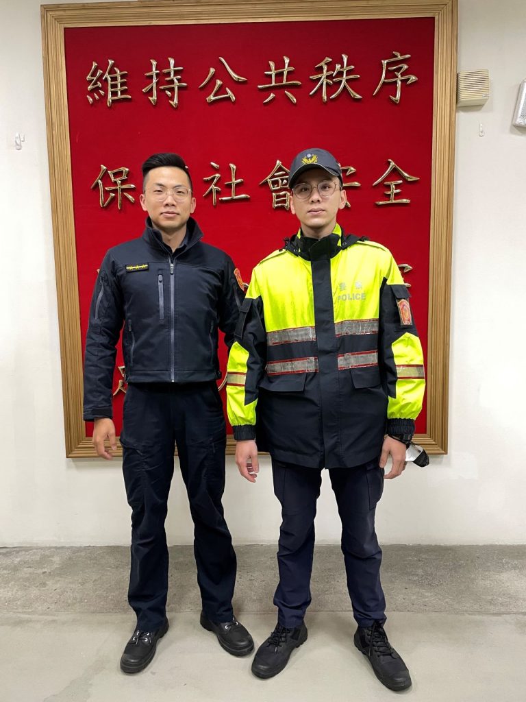 圖片說明：婦人行走不便，文德派出所警員李進丁(左)、葉文達(右)熱心協助返家。(記者宋紹誠翻攝）