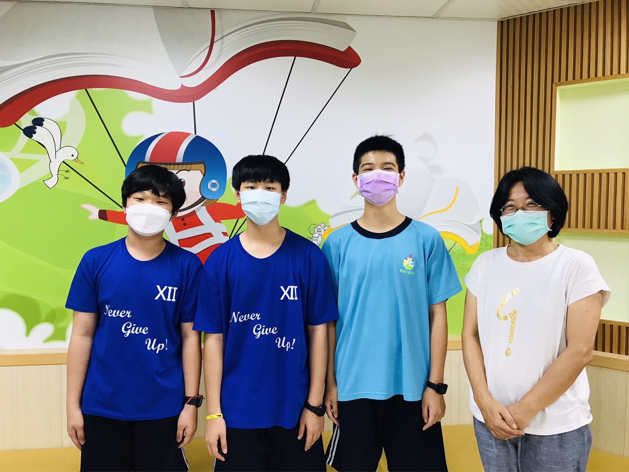 圖片說明:指導老師高慧菊老師及參賽學生王宥霖、鄭翔澤、洪翊程。(記者劉治強攝)