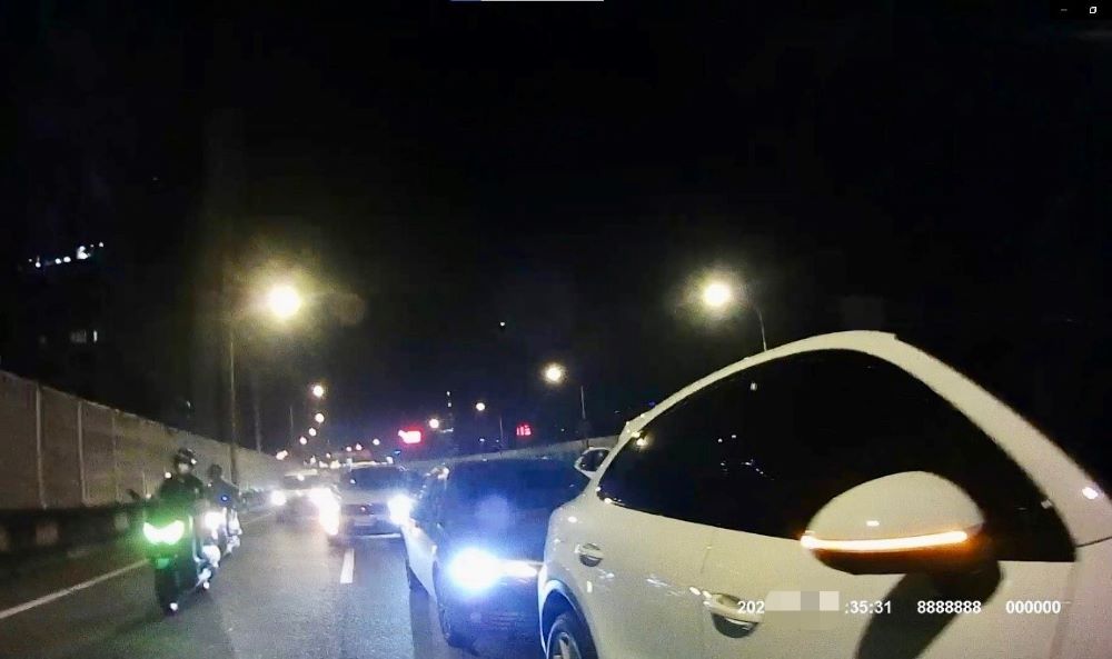 圖片說明：快速高架道車禍，車流逐漸壅塞回堵、保大警立即啟動交通快打，迅速救援疏導排除。(記者宋紹誠翻攝）