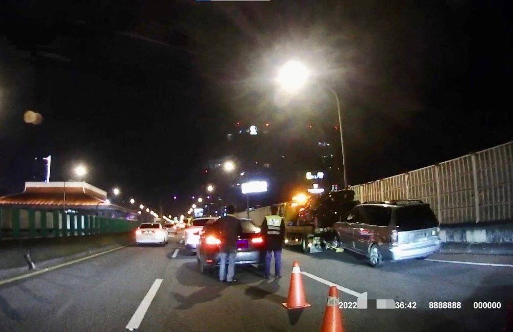 圖片說明：警方開啟巡邏車警示燈閃爍、設置三角錐，提醒後方用路人減速慢行，防範二次追撞事故發生，以保護車禍現場人車安全。(記者宋紹誠翻攝）