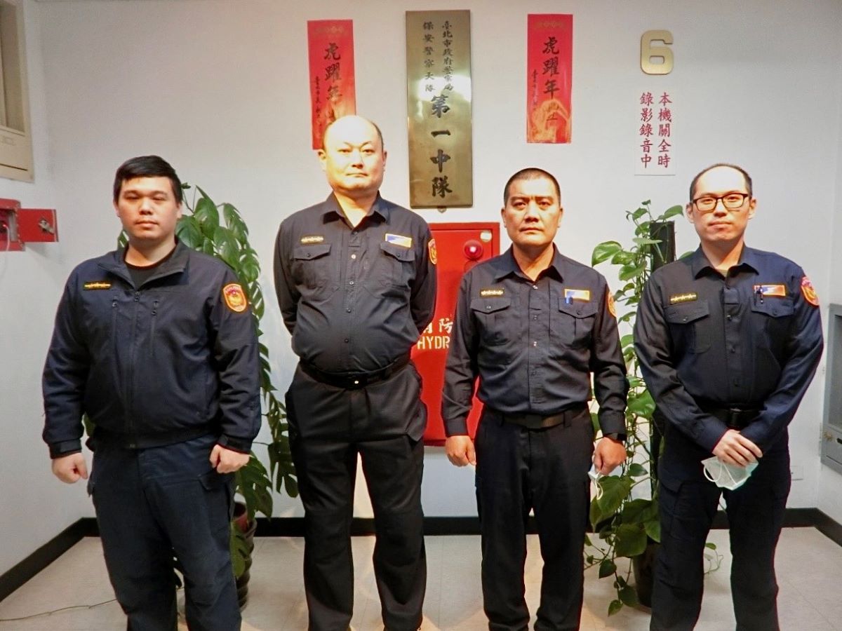 圖片說明:臺北市保安警察大隊第一中隊警員簡榮甫、洪世杰、小隊長林逢源、警員黃鴻裕等四人(由左至右)。(記者宋紹誠翻攝)