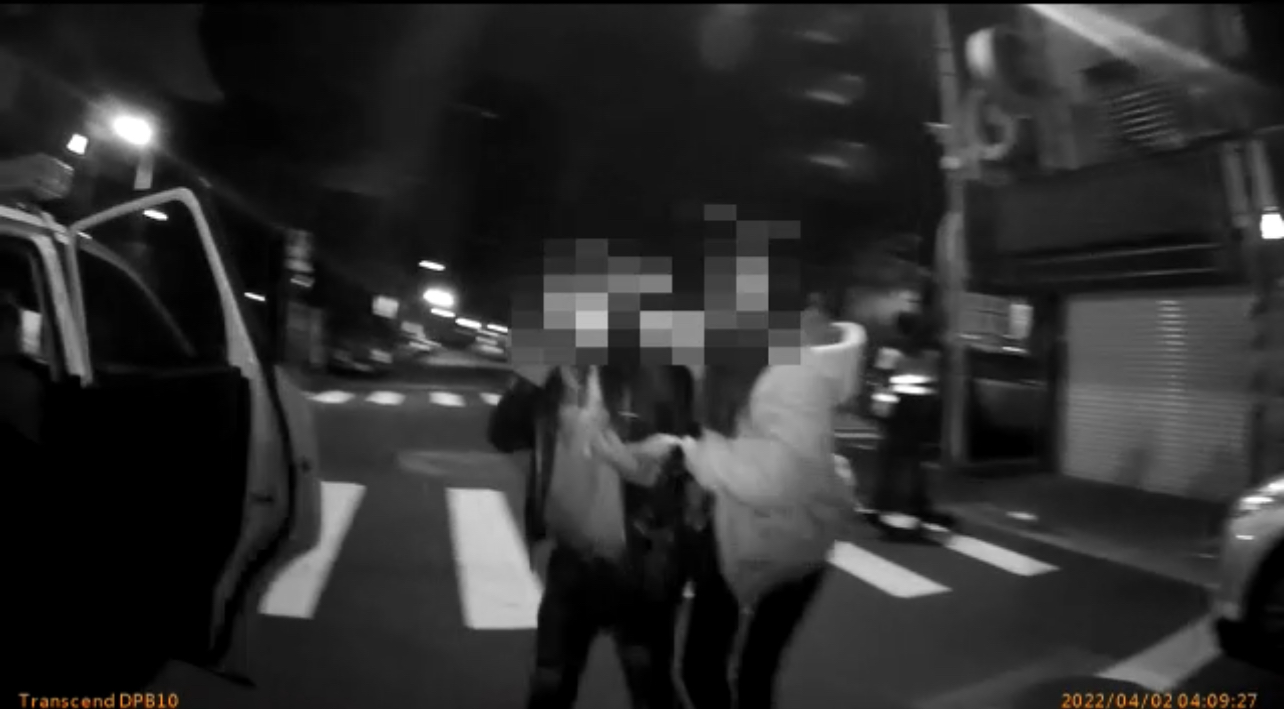現場人員帶回派出所