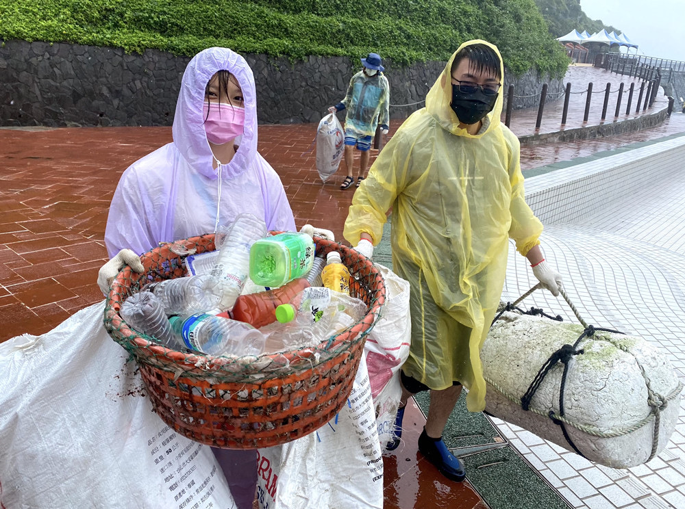 圖片說明：國立體大吳冠輯老師（中）帶領學生特地從桃園前來參與活動。（圖/財團法人日月光環保永續基金會提供）