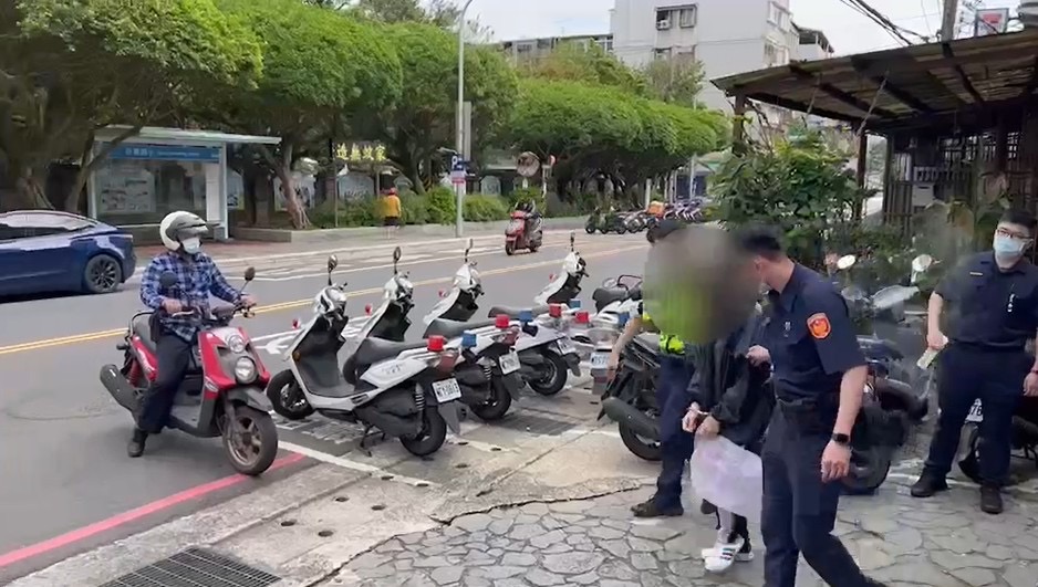 圖片說明：橫科所員警巡邏時查獲毒品通緝犯。(記者趙靜姸翻攝)   
