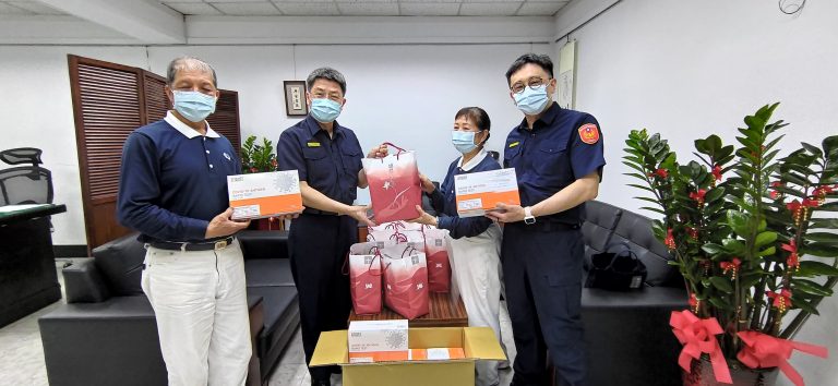 圖片說明；慈濟慈善基金會暨慈警會師兄師姐日前特別造訪板橋分局致贈300份快篩試劑。（記者林鈞澤翻攝）