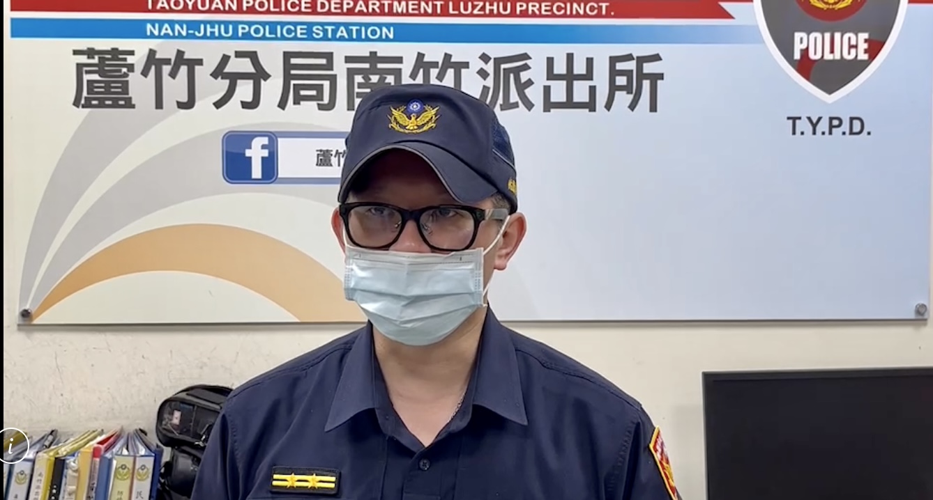 圖片說明:南竹所長古子毅與3名員警當場逮獲竊嫌。(記者包克明翻攝)