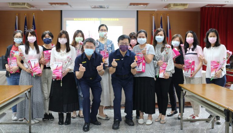 圖片說明；板橋分局分局長許芳毅前與分局的「母親」們歡慶母親節，以表達祝福與感謝。（記者馬治薇翻攝）
