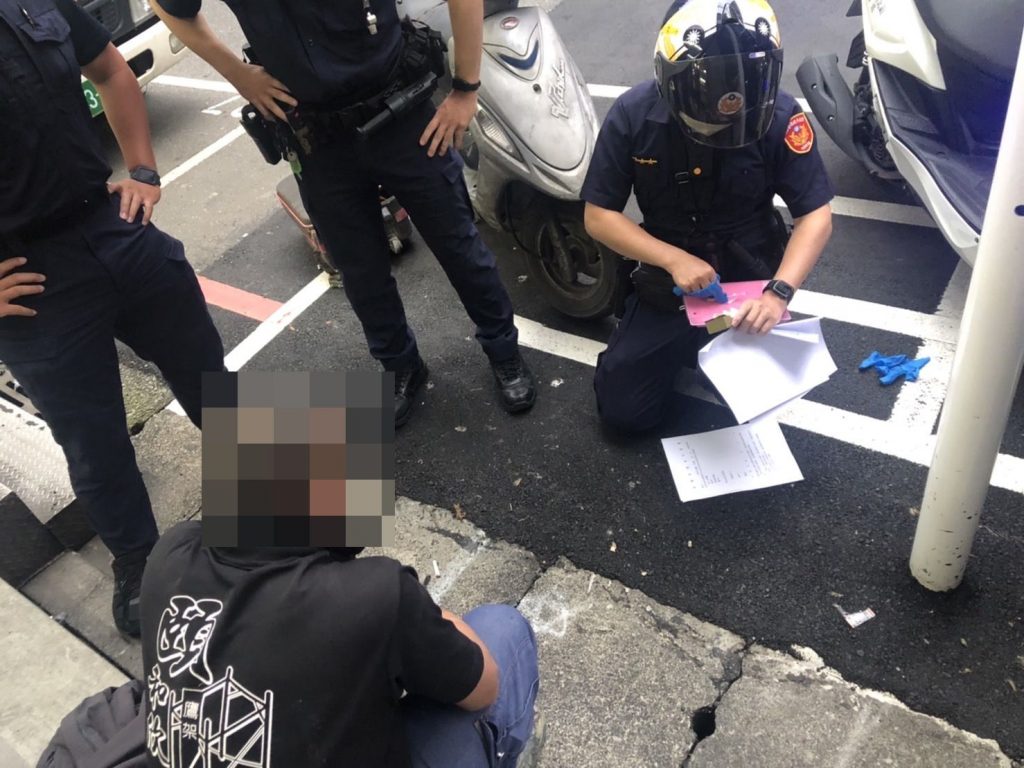  圖片說明：社后派出所員警巡邏時查獲一名藏毒犯。（記者馬治薇翻攝）