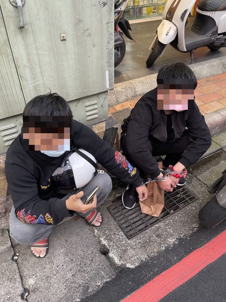 圖片說明：板橋交通分隊警員高識曜經攔查發現2名通緝犯於所騎乘機車座墊內查獲持有二級安非他命毒品及吸食器等物品。(記者葉鈞宇翻攝)