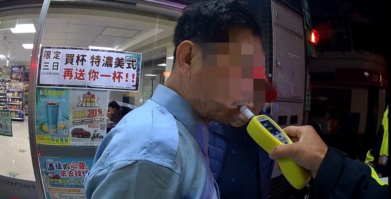 圖片說明：酒駕雙載竟還未戴口罩、安全帽  汐止警逮騎士並連坐開罰後座酒友(記者吳萍翻攝）