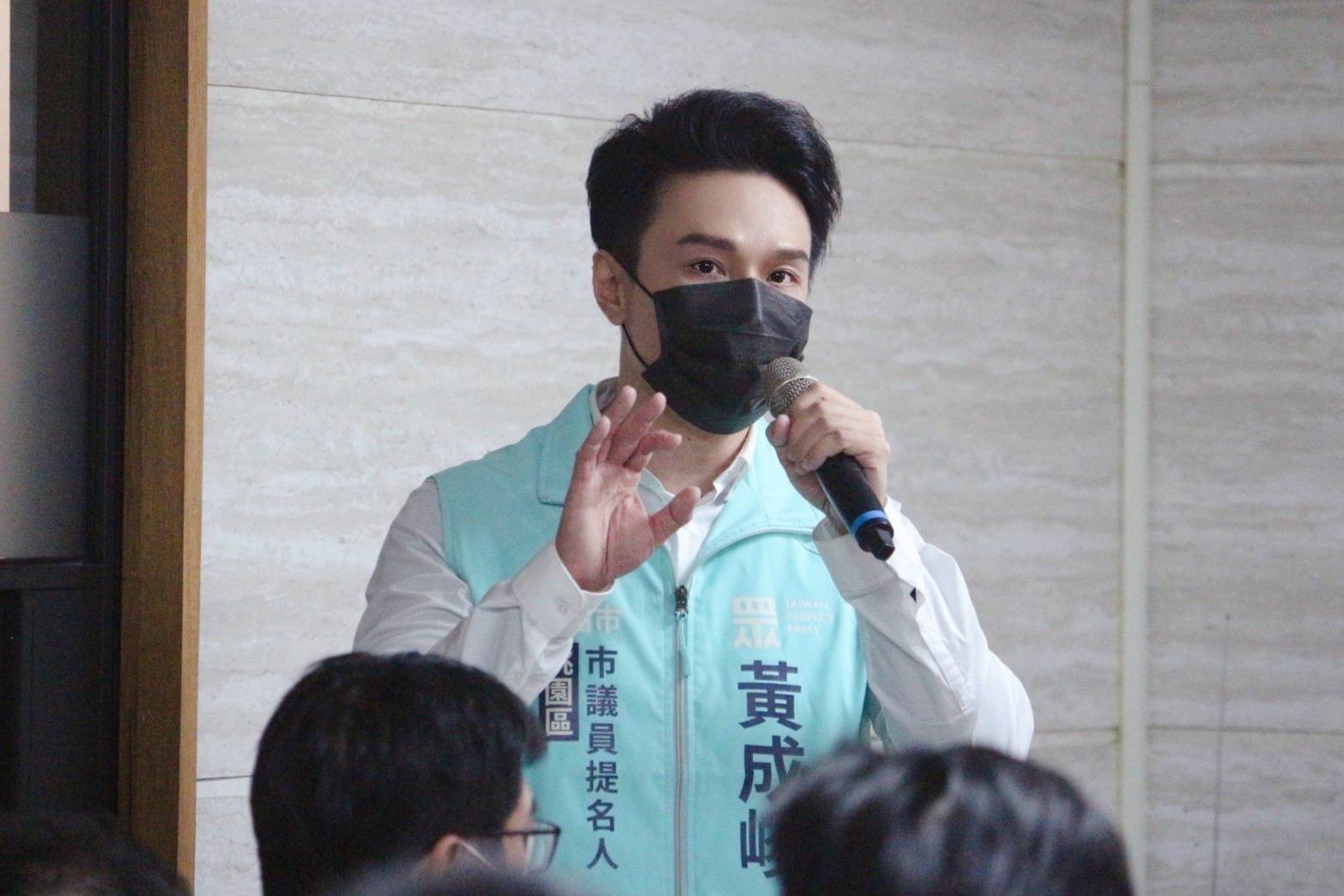 圖片說明:黃成峻表示,放寬長照醫護投入防疫,除了是否有妥善防護與補助能吸引照服員加入外,對染疫者照護的專業訓練上也是需要仔細研議的項目。(記者宋紹誠翻攝)