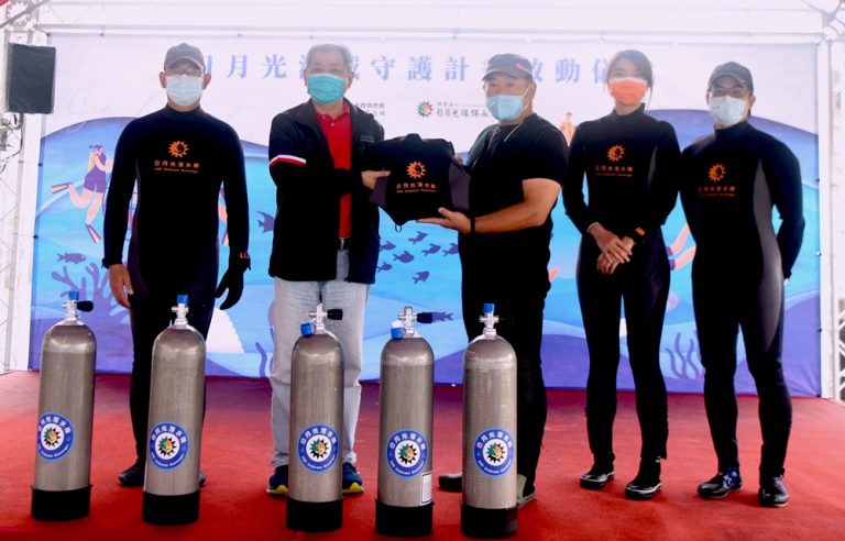 圖片說明：龍洞灣公園總教練尹德成（右三）代表接受印有日月光字樣的防寒衣、氣瓶，為日後淨海增添更多助力。(記者宋紹誠翻攝）