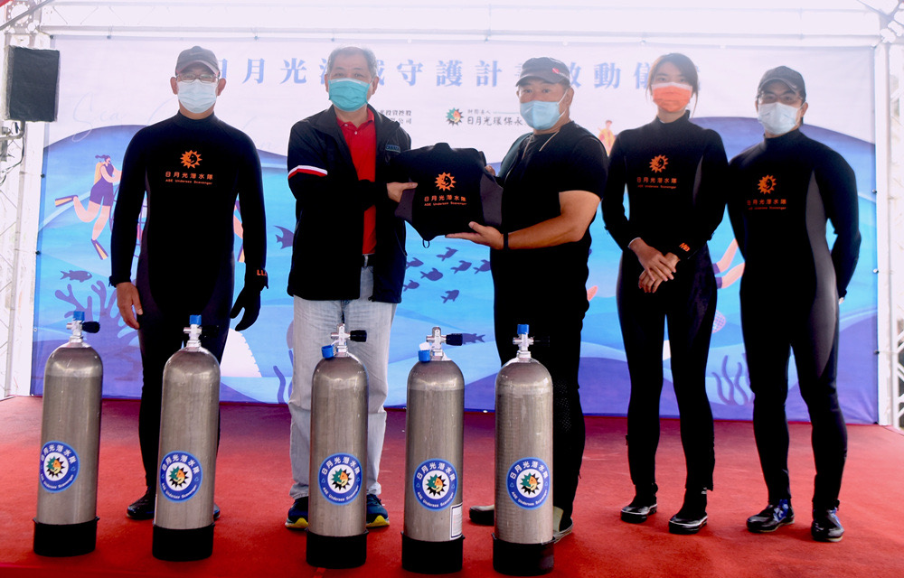 圖片說明：龍洞灣公園總教練尹德成（右三）代表接受印有日月光字樣的防寒衣、氣瓶，為日後淨海增添更多助力。（圖/財團法人日月光環保永續基金會提供）