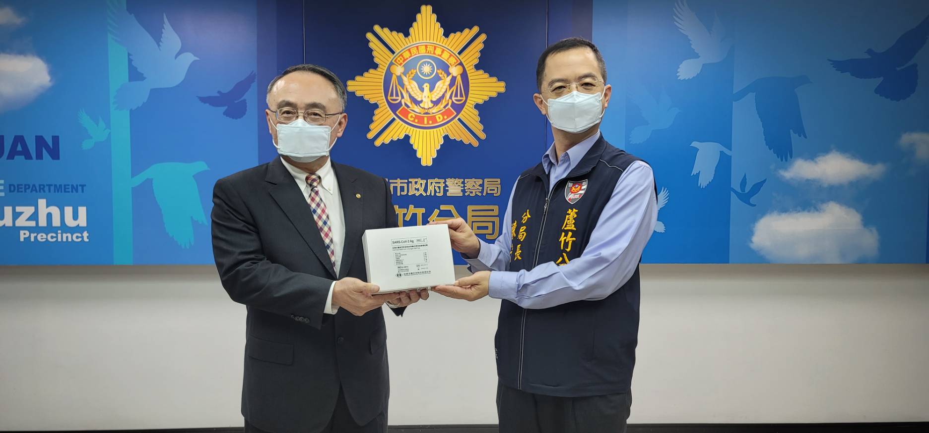 圖片說明:長榮航空公司首席副總經理,同時也是蘆竹警友辦事處副主任何慶生贈警500份快篩劑助抗疫。(記者宋紹誠翻攝)