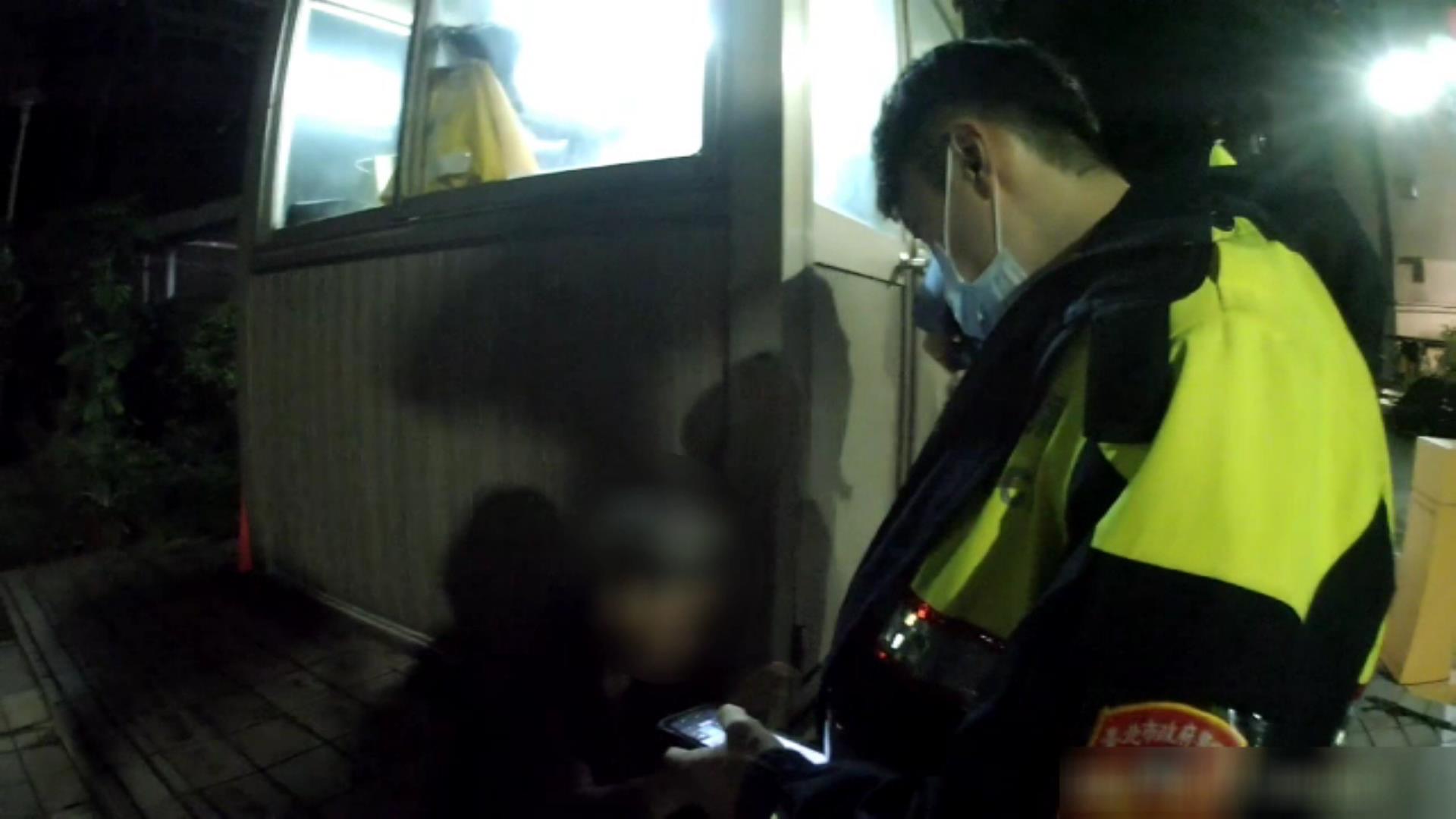 圖片說明：員警到場了解迷途婦人狀況。(記者宋紹誠翻攝）