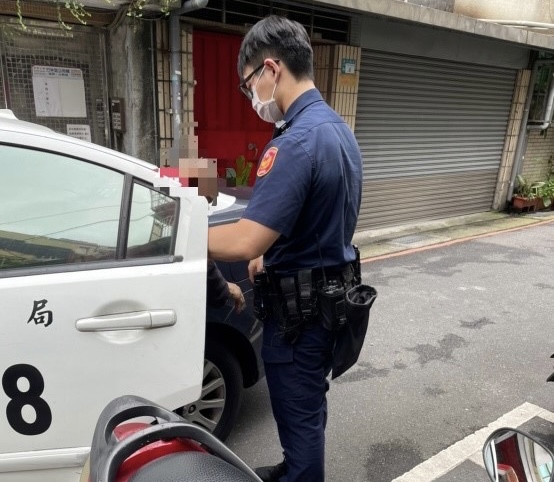 圖片說明：永和暖警協助身體不適之陳姓老翁返回家中。（記者徐煜勝翻攝）
