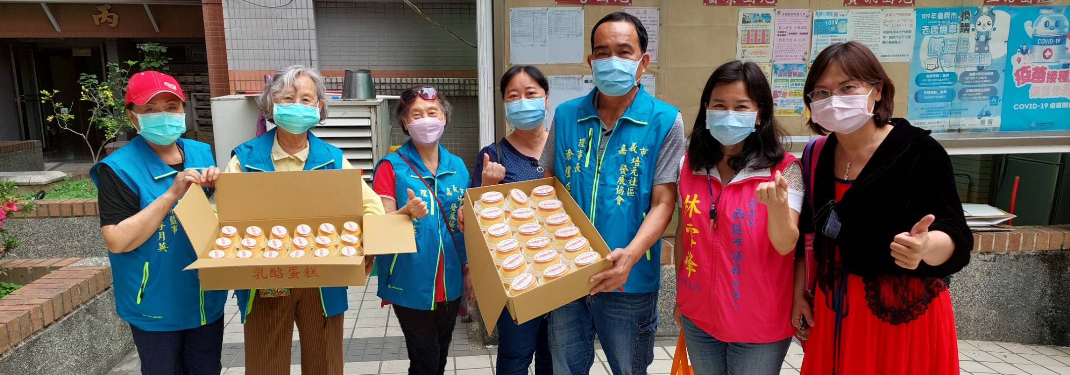 圖片說明:培源社區溫馨快遞小蛋糕,祝賀母親節快樂。(記者劉治強攝)