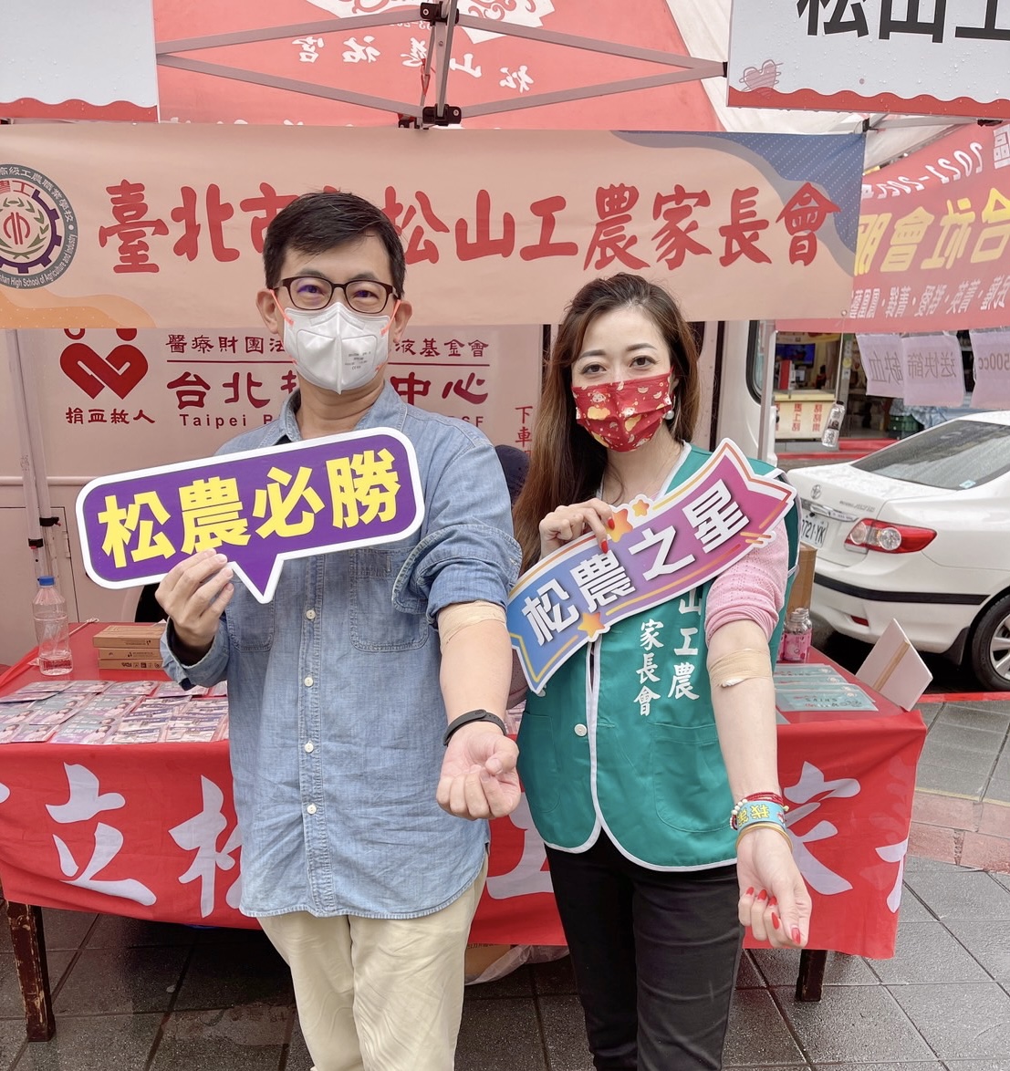 圖片說明:松山工農家長會長蔡巧貴(右)帶領志工群響應捐血活動。(記者吳萍攝)