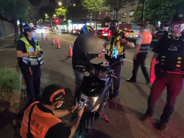 圖片說明：板橋分局日前夜間與板橋監理站人員一同站在轄內溪城路(沙崙、溪崑地區必經道路)執行聯合稽查勤務。(記者林鈞澤翻攝)