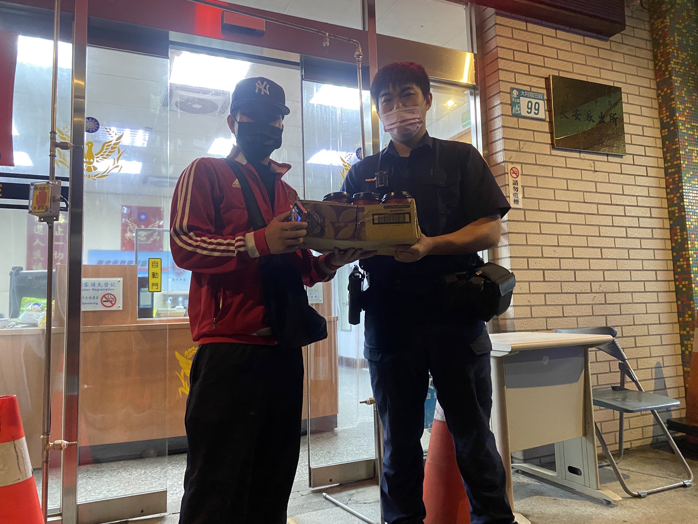 圖片說明：劉姓車主感念汐止警於低溫暴雨中仍積極偵查尋找失竊車輛，主動買熱咖啡慰問員警辛勞。（記者徐煜勝翻攝）