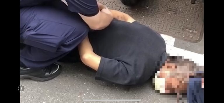 圖片說明：中和警方專案小組展現公權力，壓制王姓嫌犯。（記者徐煜勝翻攝）