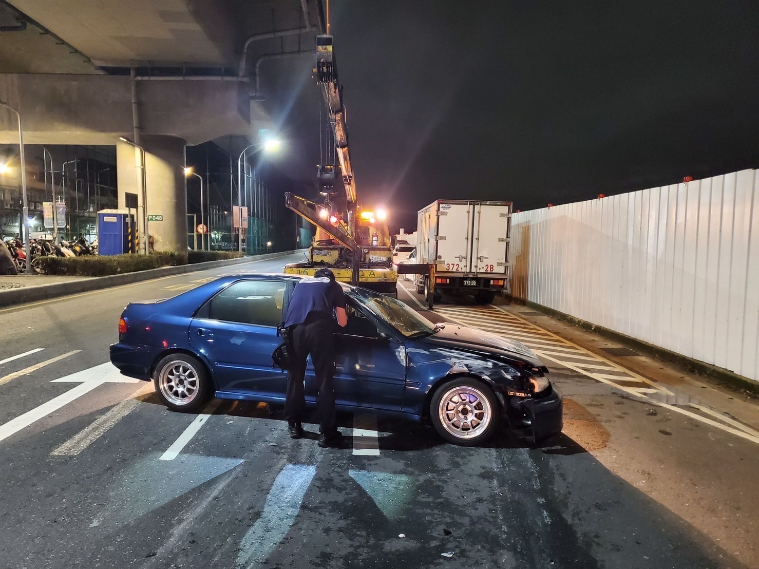 圖片說明：中平所員警處理一起小客車自撞翻車的交通事故。(記者趙靜姸翻攝）
