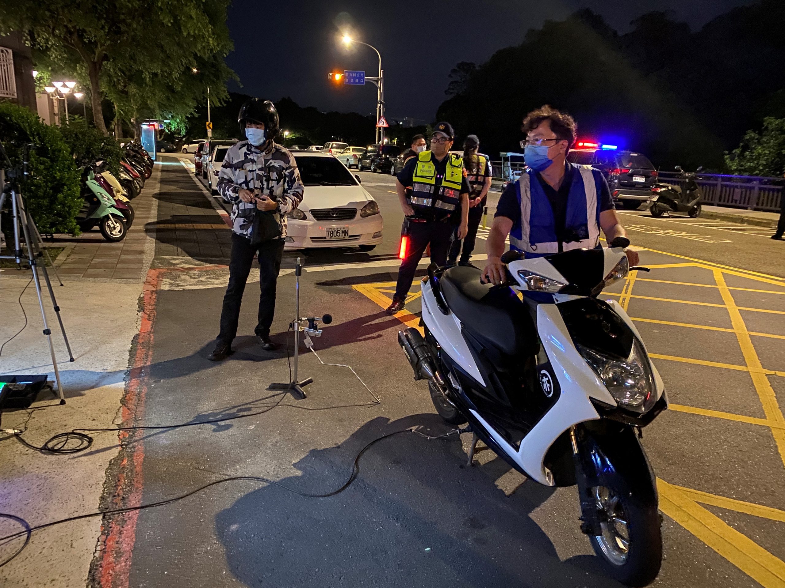 圖片說明：南港警與環保局聯合稽查取締改裝車輛噪音。（記者劉芸圻翻攝）