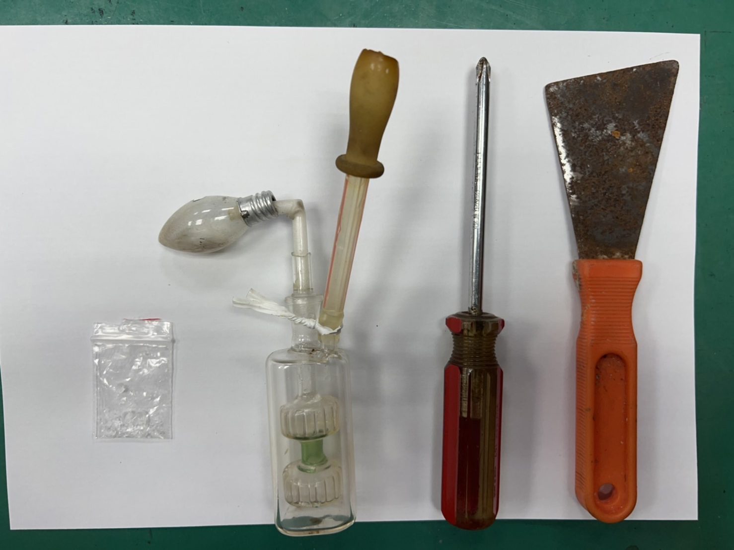 圖片說明：汐止警查獲犯嫌作案工具以及安非它命及吸食器。（記者徐煜勝翻攝）