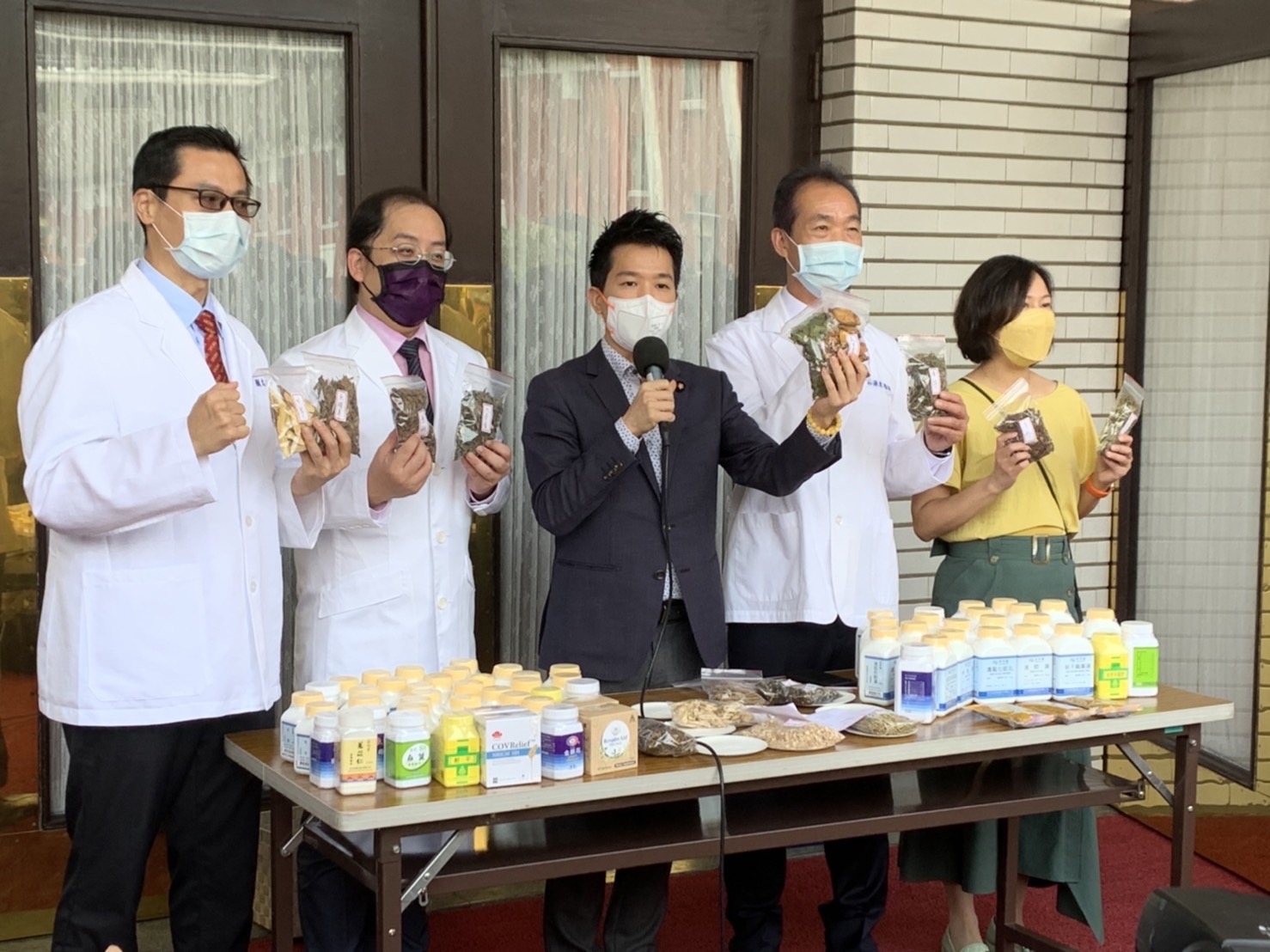 圖片說明：立委何志偉與台北巿中醫師公會共同呼籲民眾切勿購買坊間來路不明之「清冠一號」。(何志偉國會辦公室提供)   