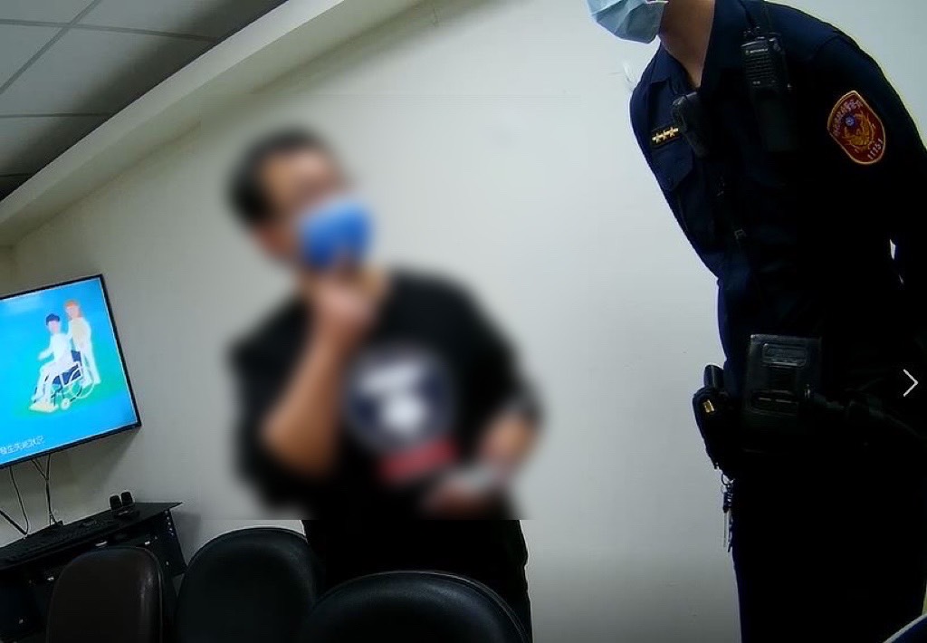 圖片說明：樹林派出所警員黃政豪、黃品智與行員聯手阻詐成功。(記者徐煜勝翻攝)
