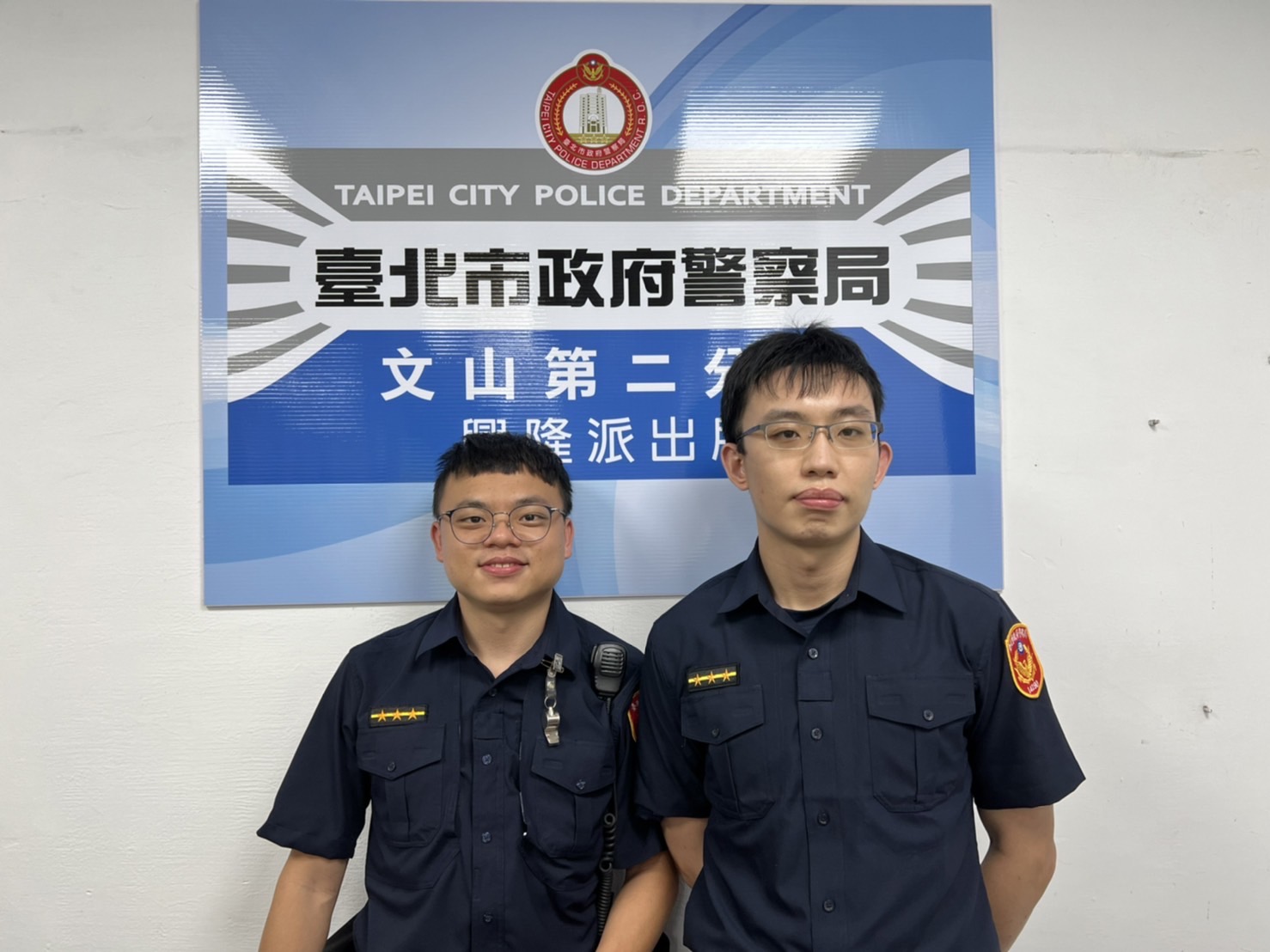 圖片說明：文山第二分局興隆所警員吳泓緯（左）、景暐傑（右）依法對卓男施以酒測。（記者徐煜勝翻攝）