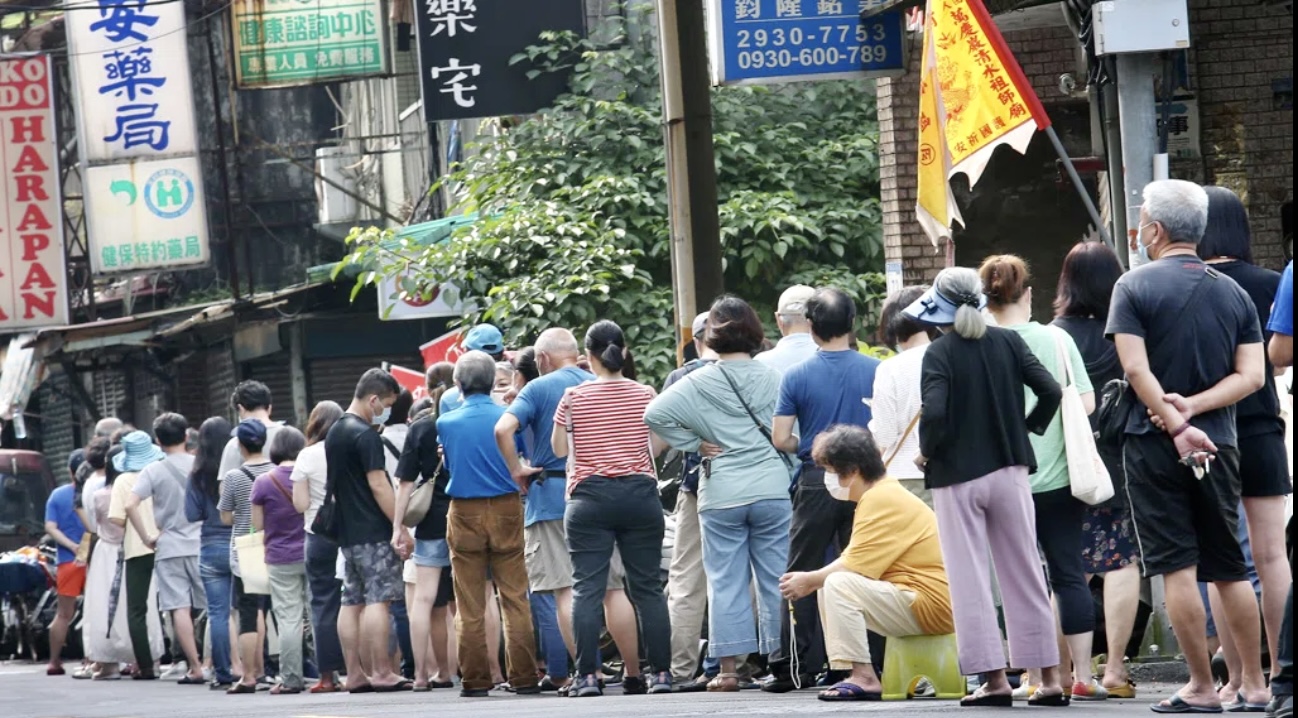 圖片說明:每天都有民眾大排長龍為買快篩劑。(圖/翻攝自網路資料)
