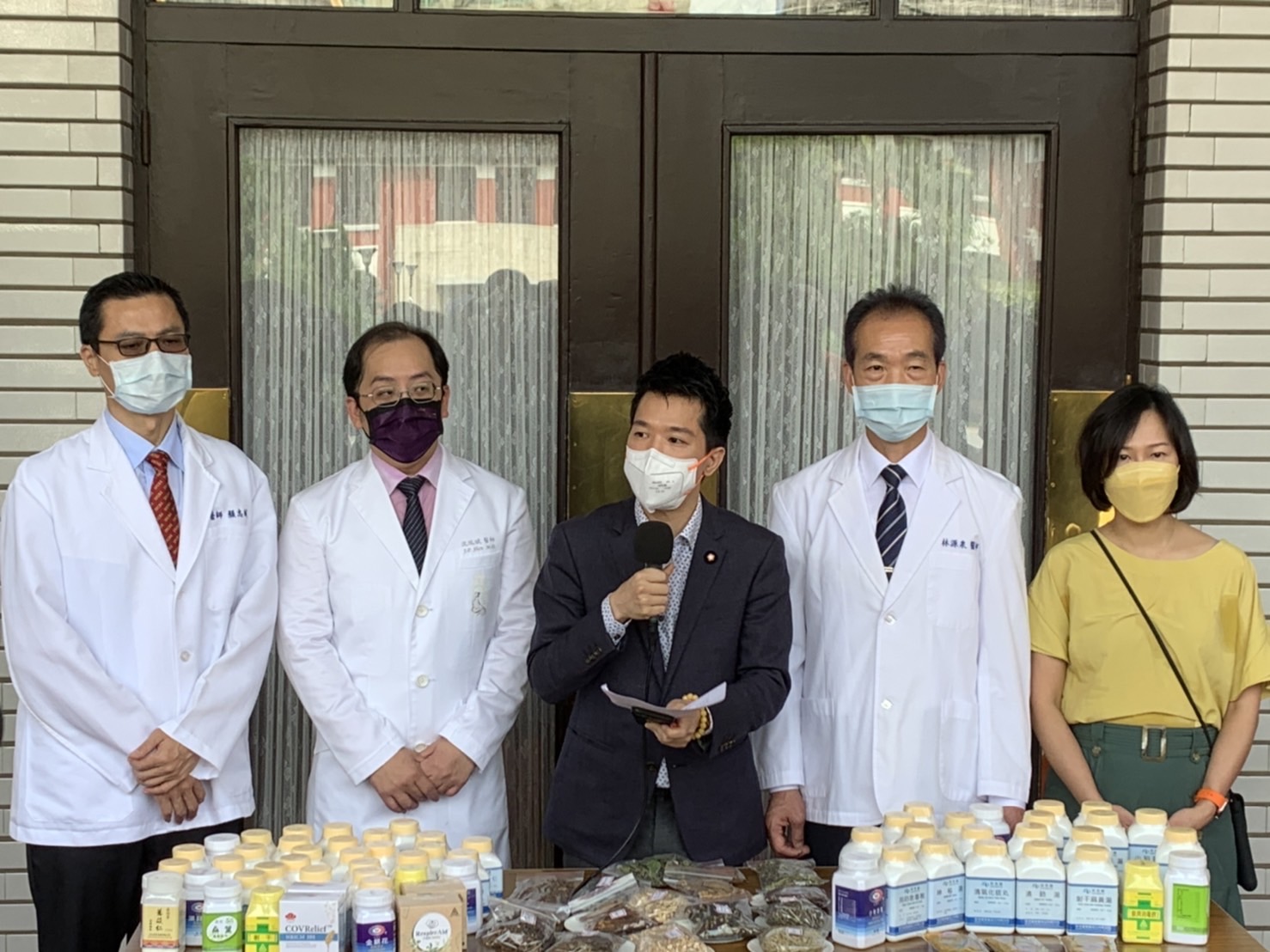 圖片說明：立委何志偉提醒民眾不要囤積藥材在家裏，來路不明的藥材更是有傷身危險。(何志偉國會辦公室提供)   