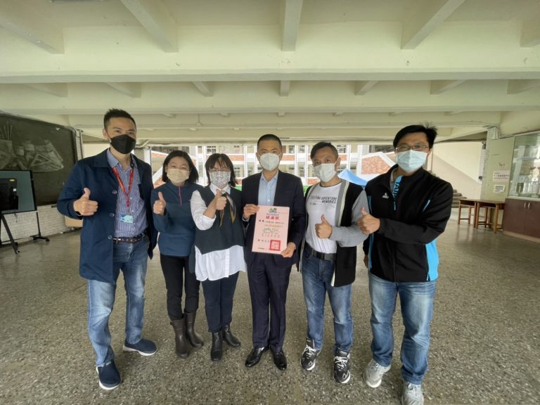 圖片說明：宏明建設董事長陳啟宏，與台北市議員李明賢共同捐贈43200片酒精擦。(記者葉鈞宇翻攝)