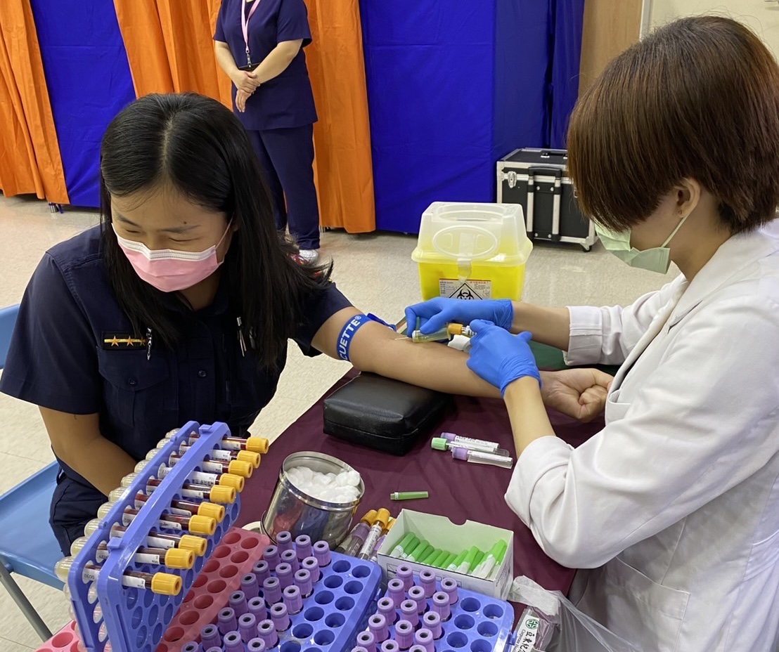 圖片說明：亞東醫院健檢中心團隊進駐汐止分局6樓禮堂，為汐警健檢服務（記者徐煜勝翻攝）
