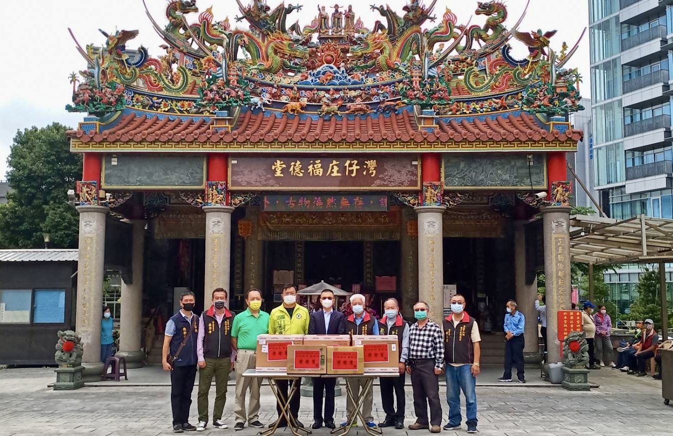 圖片說明:董事長陳啟宏透過議員江志銘引薦,捐贈快篩劑予灣子庒福德堂。(記者葉鈞宇翻攝)