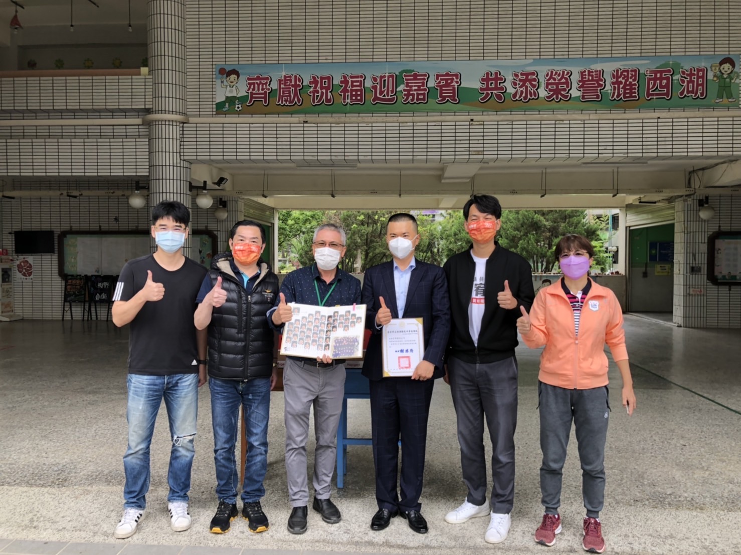 圖片說明:內湖警友會陳啟宏主任及陳宥丞共同回饋內湖不遺餘力。(記者葉鈞宇翻攝)