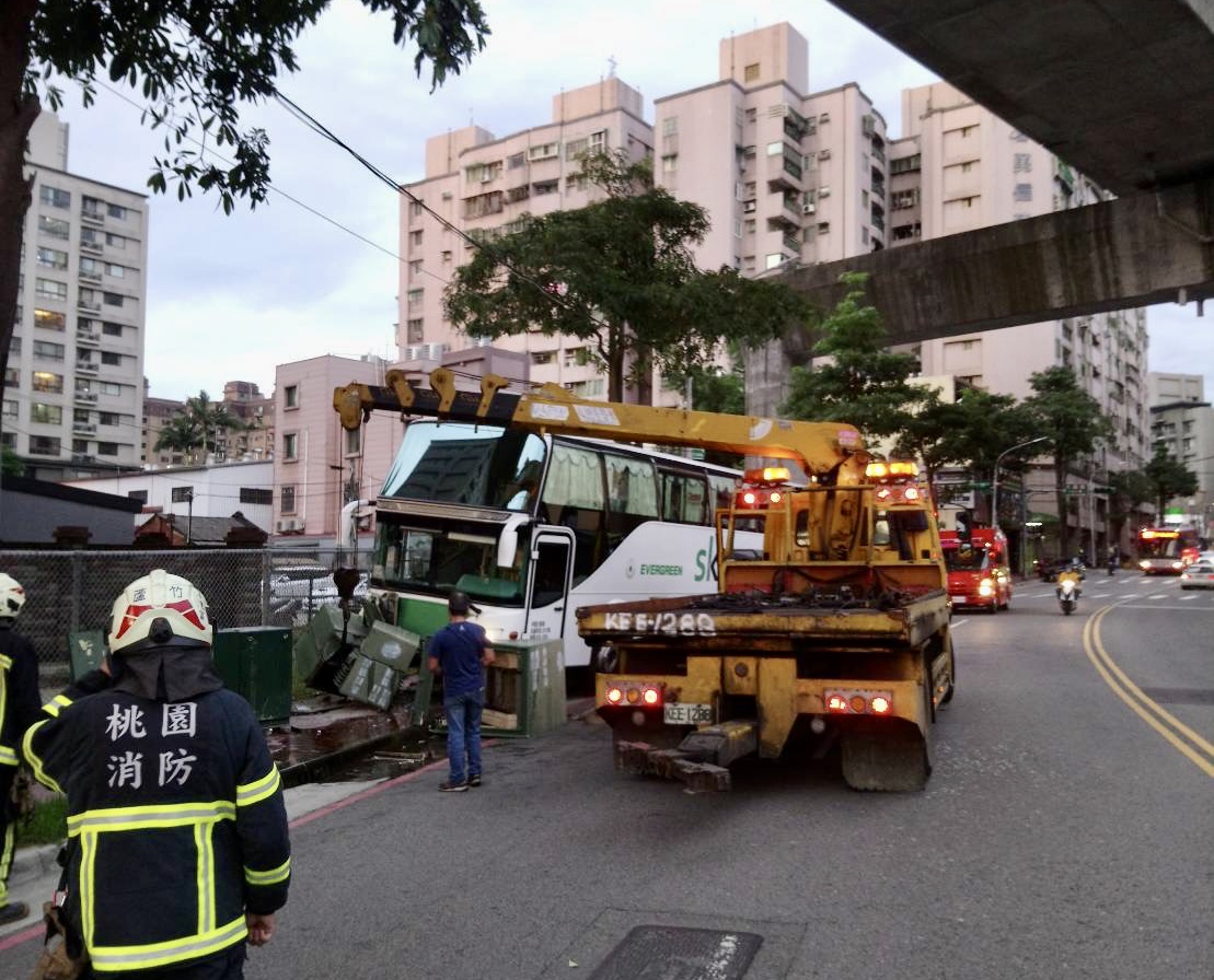 圖片說明:一名男子因未拉手煞車導致車輛滑動而撞毀人行道變電箱。(記者宋紹誠翻攝)