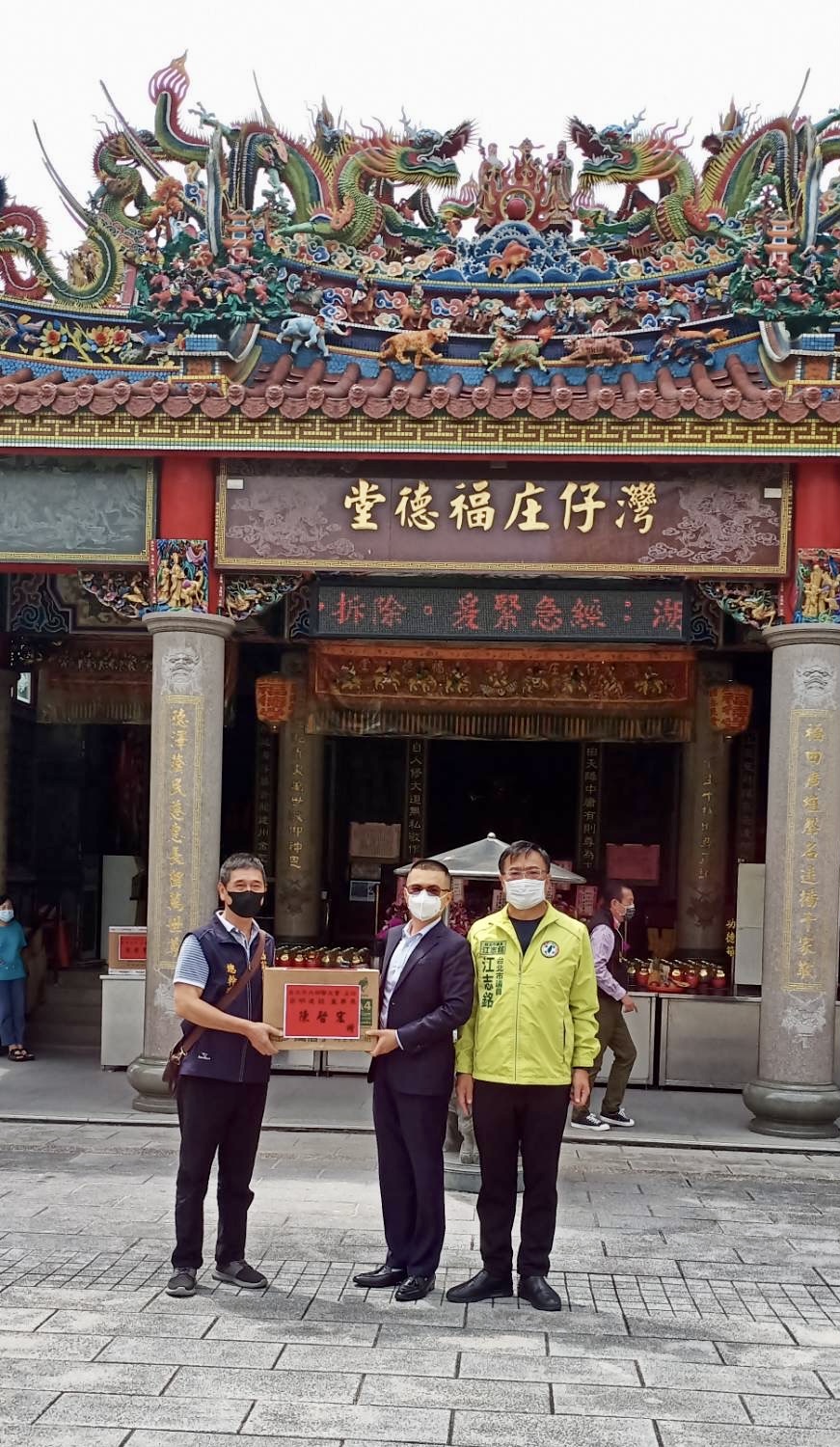 圖片說明:宏明建設董事長同時也是台北市警察之友會內湖分局辦事處主任陳啟宏捐贈500快篩劑。(記者葉鈞宇翻攝)