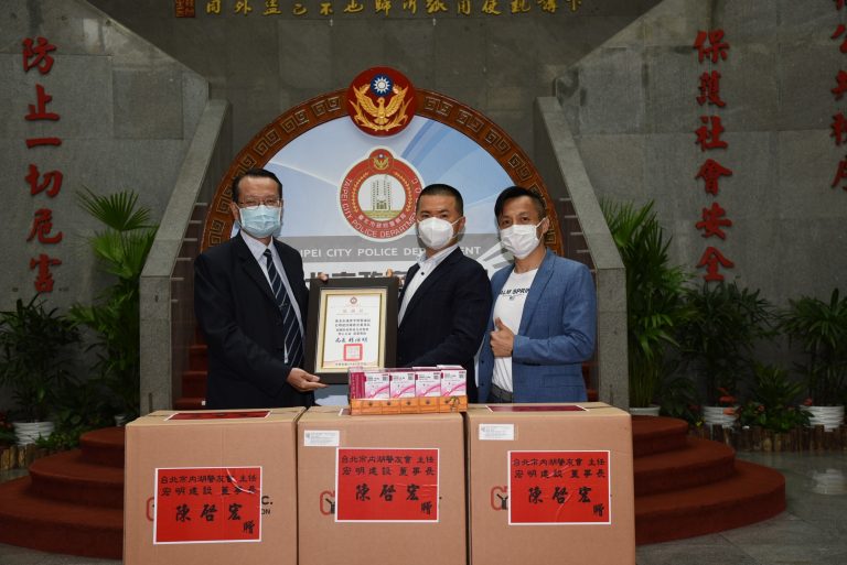 圖說台北市警察局副局長楊鴻正（左），致感謝狀予宏明建設董事長陳啟宏（右），感謝捐贈防疫物資。